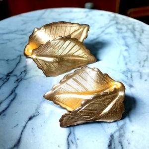 Giovanni vintage gold-plated leaf clip on earrings